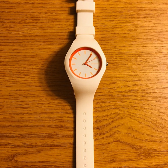 white elastic band watch - Picture 2 of 4